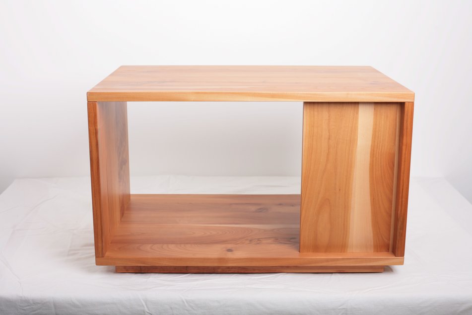 eine Kommode aus Holz